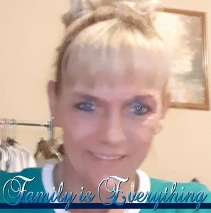 Meet your Posher, Lora